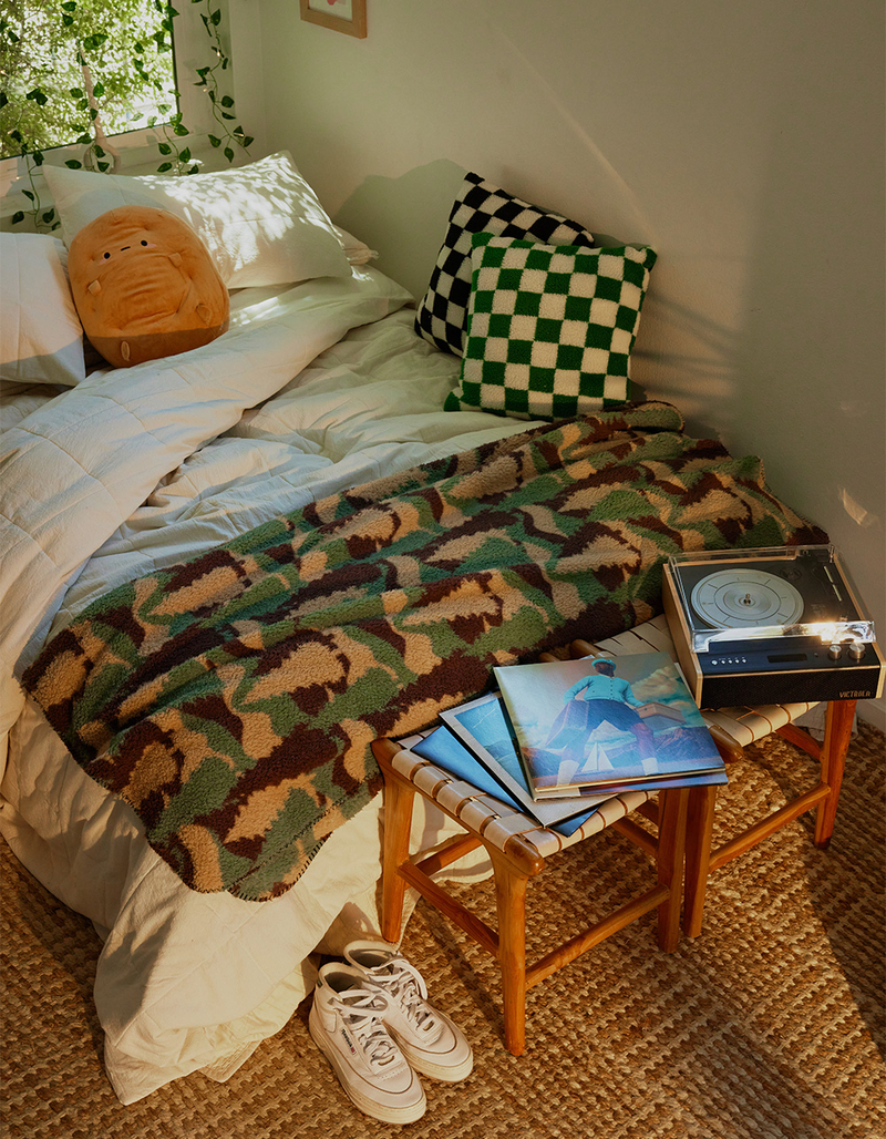 TILLYS HOME Printed Sherpa Blanket image number 4