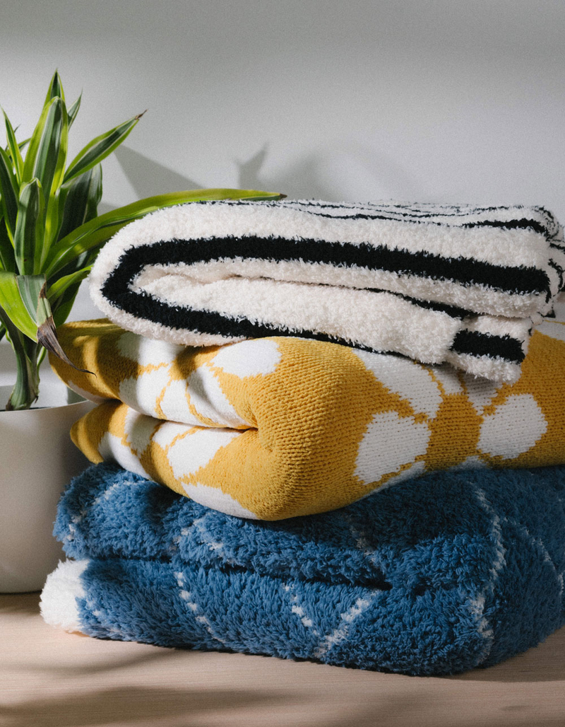 TILLYS HOME Daisy Knit Throw Blanket image number 2