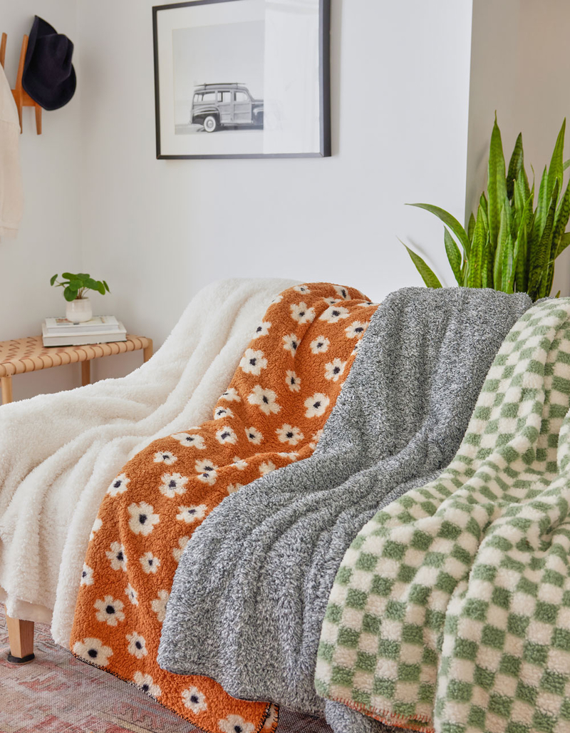TILLYS HOME Cozy Throw Blanket image number 4
