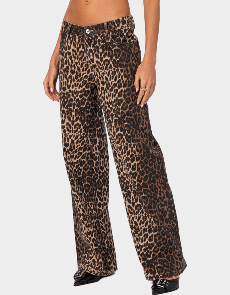 EDIKTED Leopard Printed Low Rise Jeans image number 3