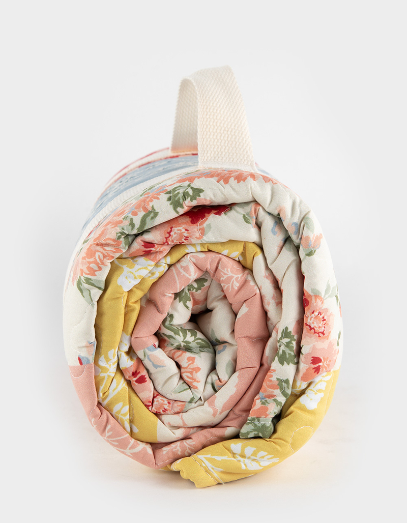 TILLYS HOME Claudia Quilted Throw Blanket image number 3