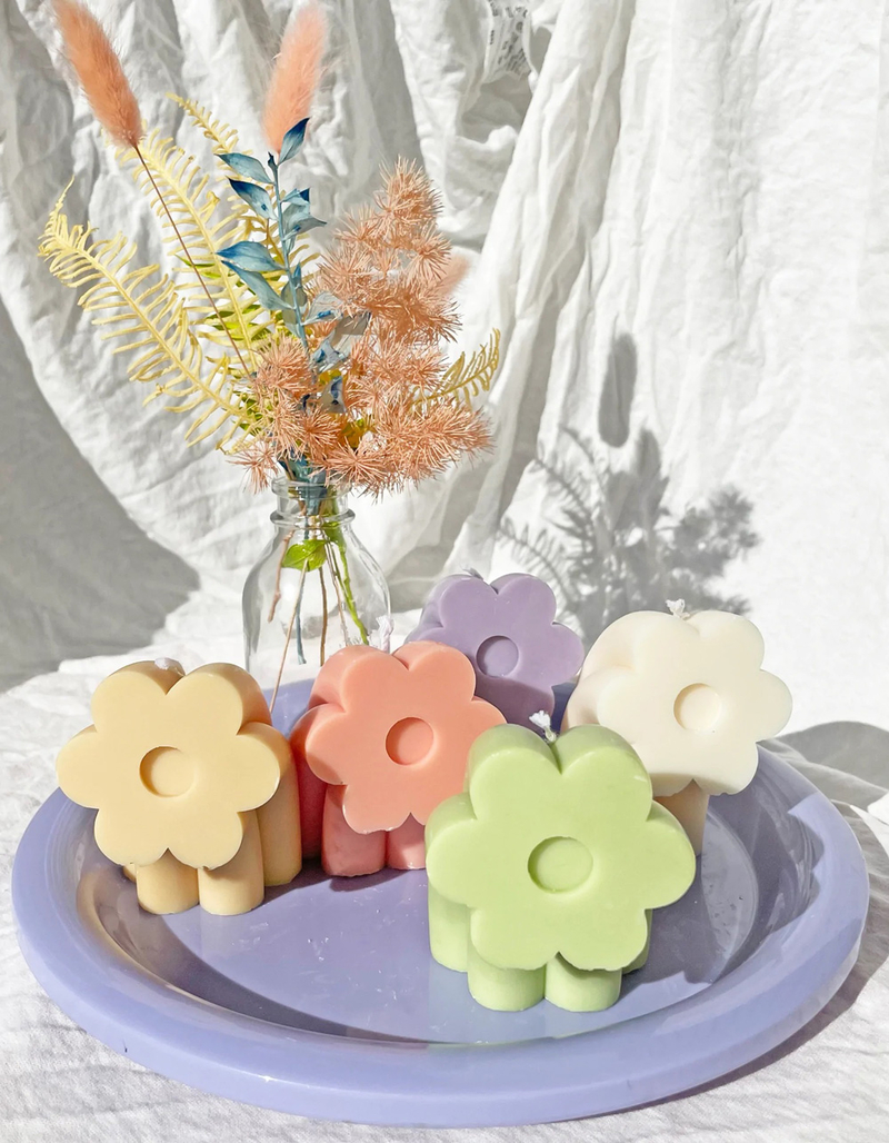 YUI BROOKLYN Rainbow Flower Shaped Candle image number 1
