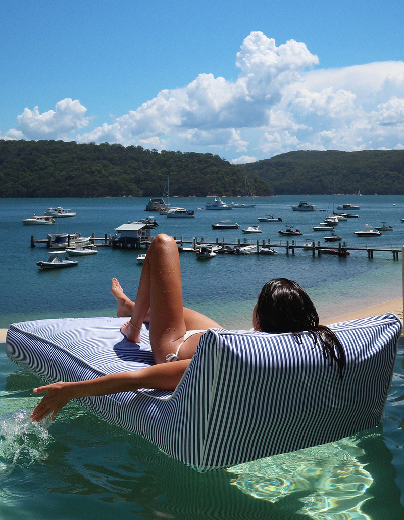 SUNNYLIFE Le Weekend Luxe Lie-On Lounger Float image number 9