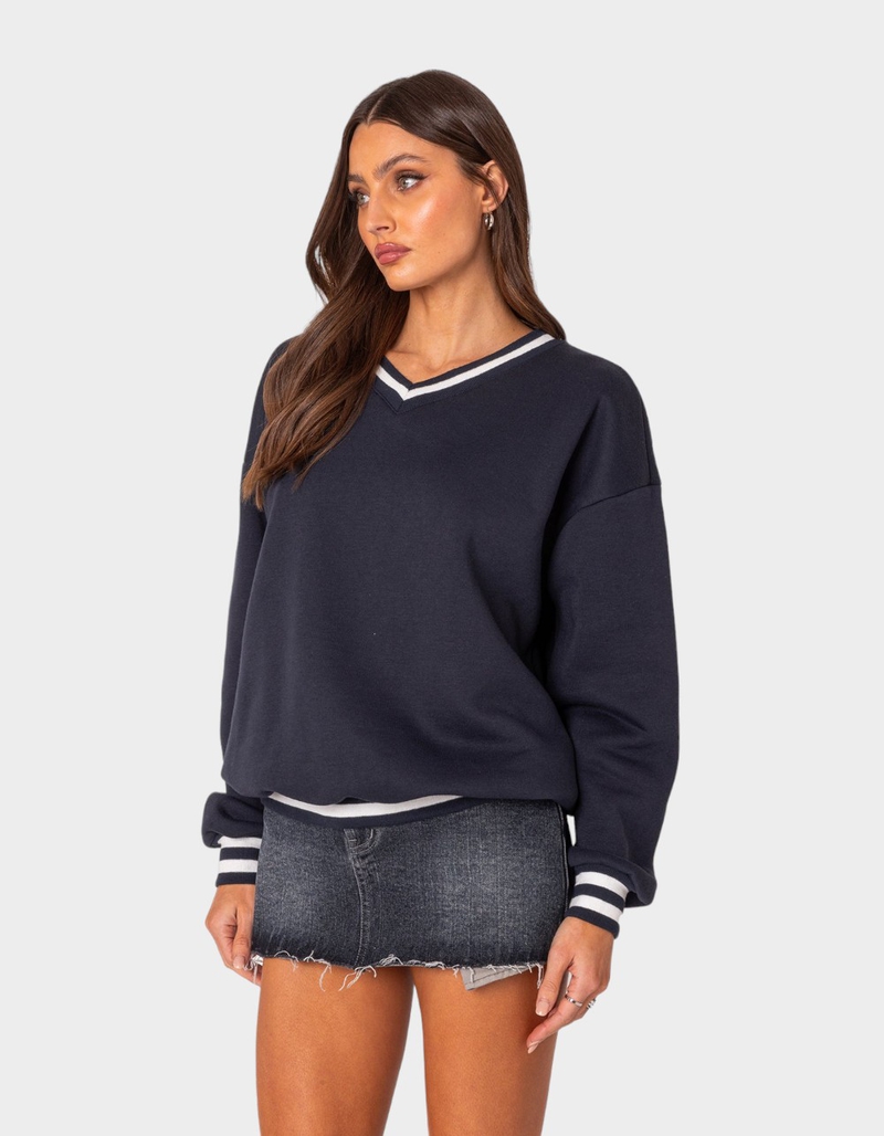 EDIKTED Caryn Oversized V-Neck Sweatshirt image number 2